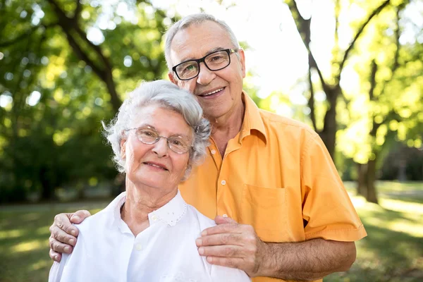 Feliz pareja de ancianos en el parque — Foto de Stock