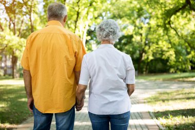 Parkın içinden birlikte yürüyüş