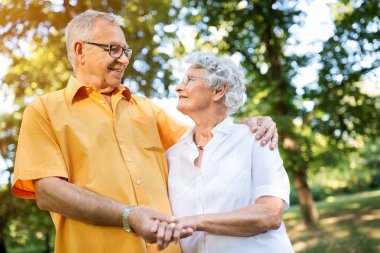 Romantik üst düzey çift eğlenceli güneşli gün parkta olması.
