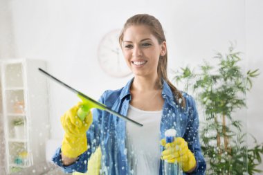 Onun yüzünde bir gülümseme ile pencere Temizleme 