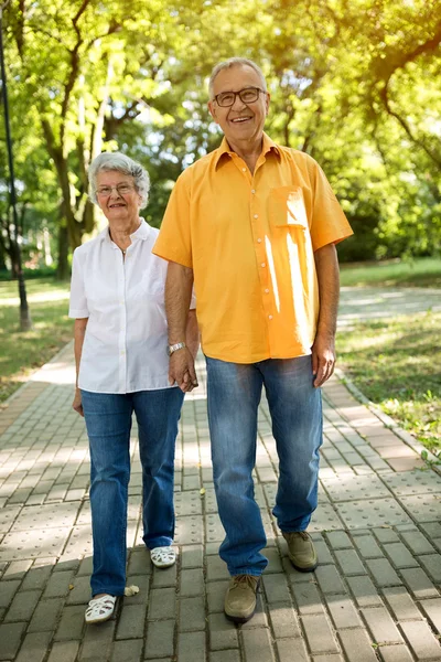 Parkta yürümek çift