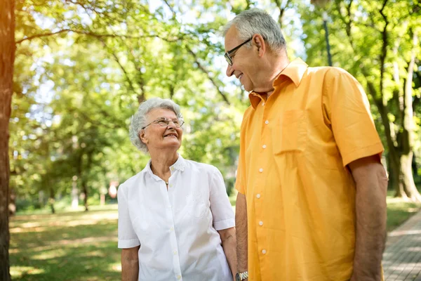 Couple jouissant dans la nature — Photo