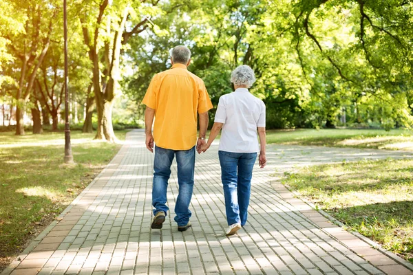 Promenade romantique dans le parc — Photo