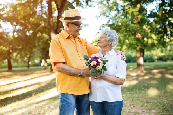 Senior beau couple avec des fleurs — Photo