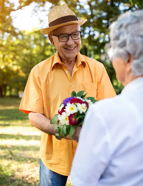 Romantikus nyugdíjas virágokkal — Stock Fotó