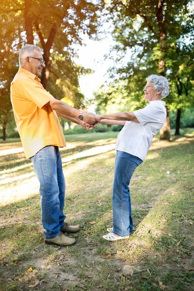 Kıdemli mutlu çiftimiz parkta tadını çıkarın