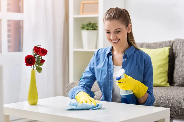 Young smiling girl cleaning house — Stock Photo, Image