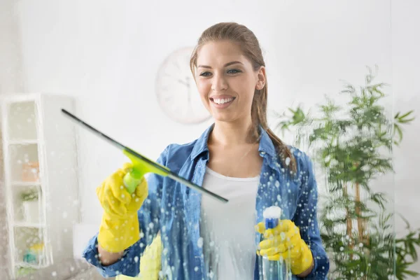 Onun yüzünde bir gülümseme ile pencere Temizleme 