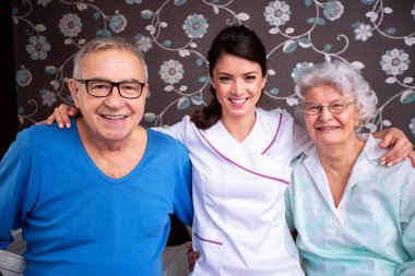 Üst düzey sakinler sevgi dolu ve gayretli bakıcı hemşire, yaşlılar tesisi konsepti