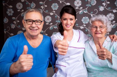 Üst düzey sakinler sevgi dolu ve gayretli bakıcı hemşire, yaşlılar tesisi konsepti