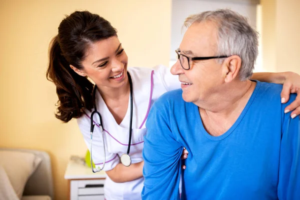 Amichevole Casa Cura Signora Medico Con Residente Anziano Nella Struttura — Foto Stock