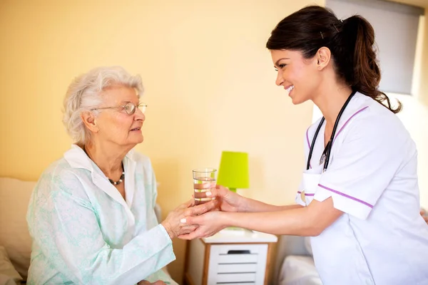 Lady Doctor Handing Glass Water Elder Woman Nursing Home Occupant — Stock Photo, Image