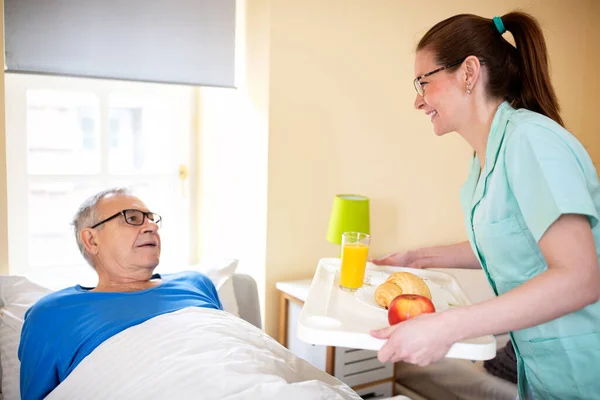 Nurse Old Peoples Home Providing Residential Care Bringing Breakfast Her — Stock Photo, Image