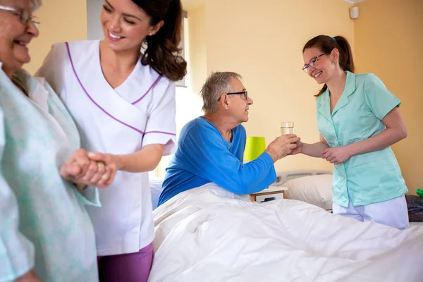 Senior Man Senior Woman Nursing Home Residents Assisted Medical Staff — Stock Photo, Image