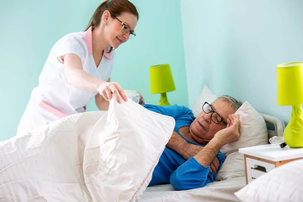 Elder Man Resident Nursing Home Sleeping While Medical Staff Nurse — Stock Photo, Image