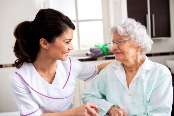 Perawat Yang Menghadiri Wanita Senior Fasilitas Perawatan Jangka Panjang Konsep — Stok Foto