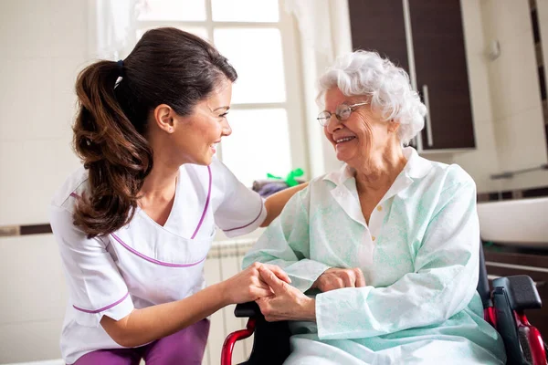 Nurse Attending Senior Woman Long Term Care Facility Concept Trust — Stock Photo, Image