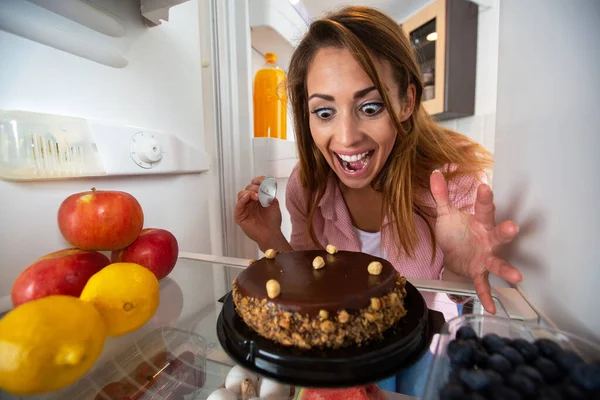 Gyönyörű Fiatal Fogott Fel Csokoládé Torta Őrület Titka Hűtőszekrény Koncepció — Stock Fotó