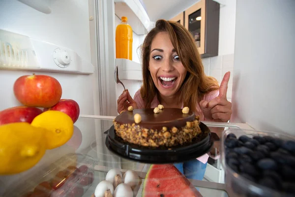 Wanita Muda Cantik Terjebak Dalam Hiruk Pikuk Kue Coklat Rahasia — Stok Foto