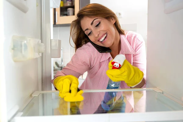 Menina Bonita Limpando Sua Geladeira Com Líquido Pulverização Uma Esponja — Fotografia de Stock