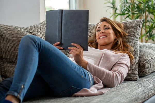 Wanita Muda Membaca Buku Saat Dia Berbaring Sofa Membaca Konsep — Stok Foto