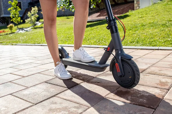 Strzał Młodej Osoby Nogi Cielęta Gdy Stoją Skuterze Elektrycznym Koncepcja — Zdjęcie stockowe