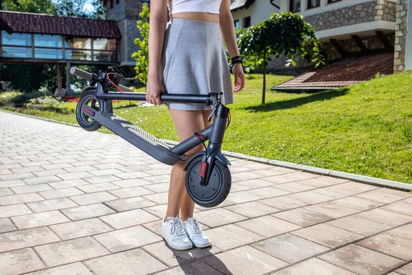 Mujer Joven Con Scooter Patada Eléctrica Camino Patas Bloque Concepto —  Fotos de Stock