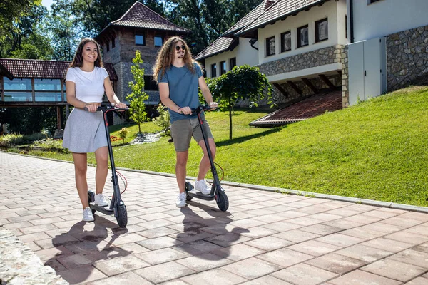 Pareja Joven Una Cita Con Sus Patinetas Scooters Los Jóvenes —  Fotos de Stock