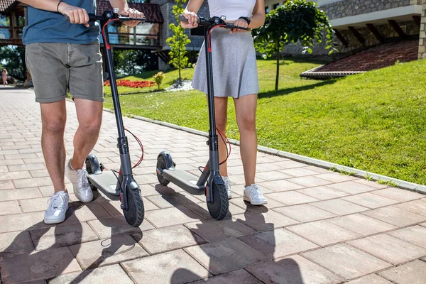 Deux Jeunes Gens Essayant Nouveau Scooter Électrique Coup Pied Près — Photo