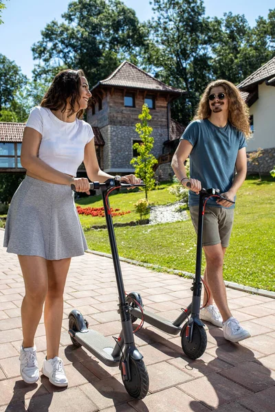 Charmant Couple Amuser Extérieur Comme Ils Essaient Monter Leurs Scooters — Photo