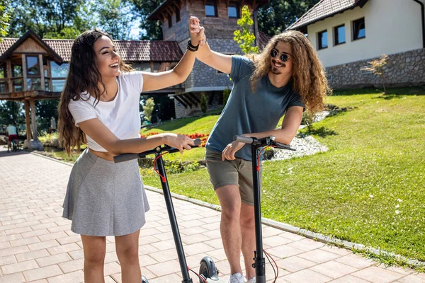 Hei Fem Ungt Par Som Nyter Strålende Solskinnsdag Støttet Seg – stockfoto