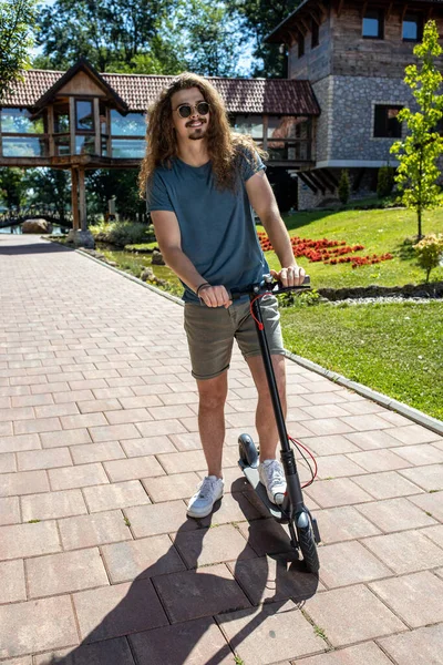 Jeune Personne Essayant Nouveau Scooter Coup Pied Électrique Pour Première — Photo