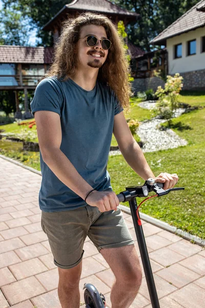 Joven Guapo Alto Probando Nuevo Scooter Eléctrico Frente Casa —  Fotos de Stock