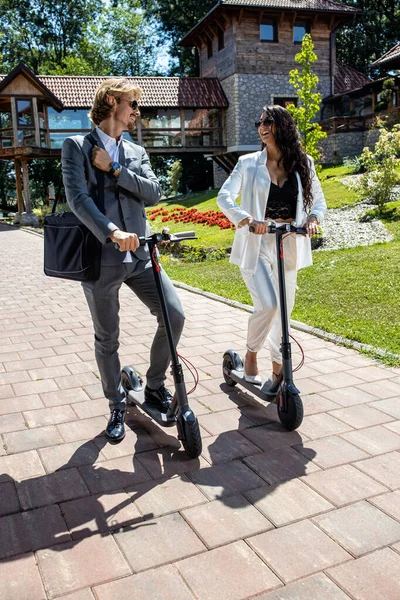 Dos Personas Negocios Bien Vestidas Scooter Eléctrico Dos Ruedas Preparándose —  Fotos de Stock