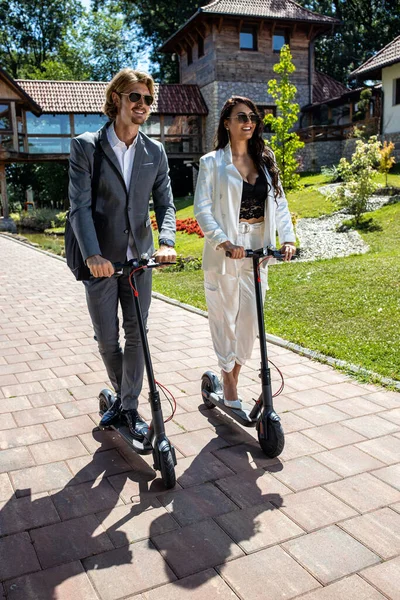 Dois Afiados Empresários Vestidos Sua Scooter Elétrico Duas Rodas Preparando Imagens Royalty-Free