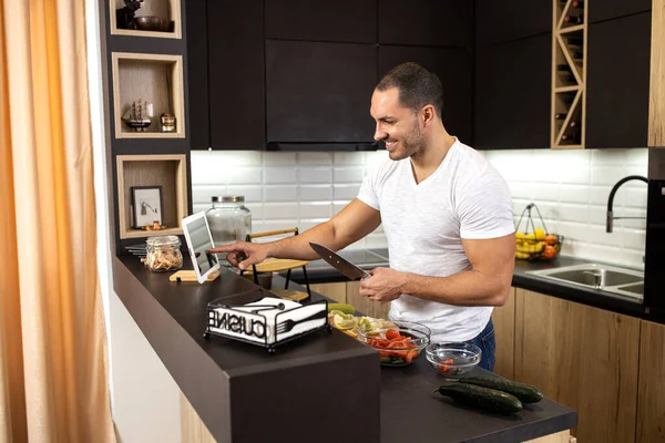 Pria Yang Bahagia Menikmati Memasak Dari Dapur Rumahnya Yang Nyaman — Stok Foto