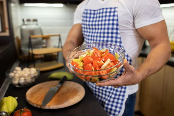 Dekat Dengan Tangan Yang Terampil Menyiapkan Salad Sayuran Lezat Dapur — Stok Foto