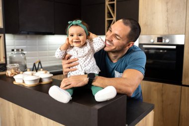 Genç baba ve küçük kızı arasındaki kaliteli zaman dairede geçirilen kırılmaz bağ konsepti.