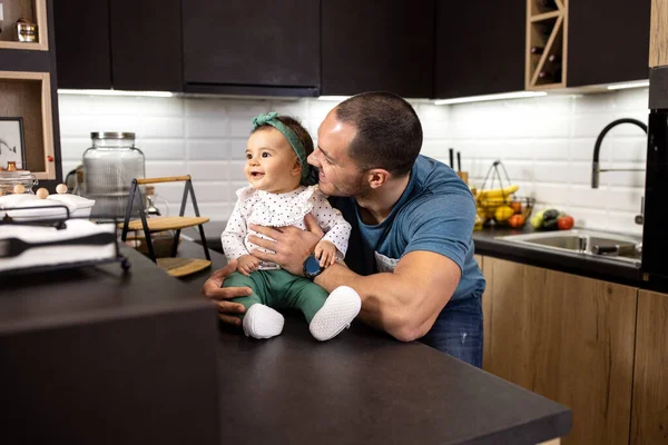 Ayah Yang Bahagia Bersenang Senang Dengan Bayi Perempuannya Dapur Apartemennya — Stok Foto