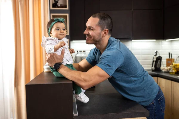 Ayah Muda Yang Bahagia Bermain Dengan Bayi Perempuannya Dapur Apartemennya — Stok Foto