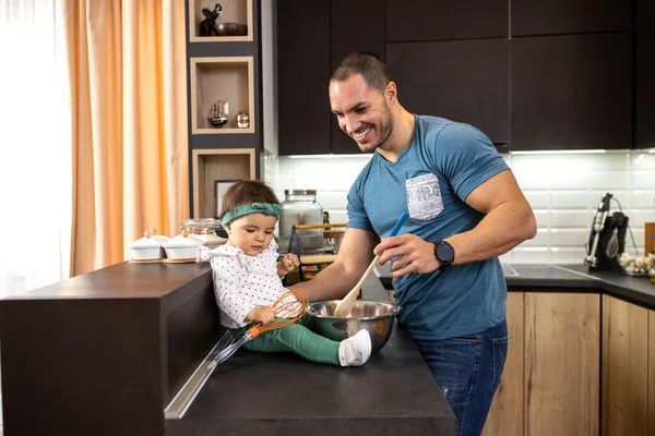 Ayah Muda Yang Bangga Mengajar Anaknya Tentang Menyiapkan Makanan Dapur — Stok Foto