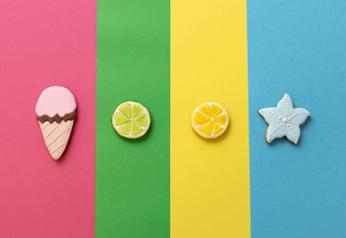 Yaz zamanı eğlenceli kurabiyeler gökkuşağı, dondurma, narenciye ve yıldız konsepti üzerine