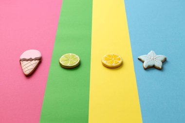 Renkli arka planda yaz ve plaj motifleri olan lezzetli kurabiyeler, tatlı kurabiyeler.