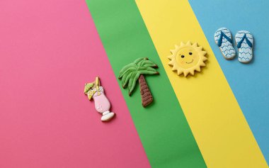 Süslü kurabiye çetesi, kokteyl, güneş ve terlik eşliğinde palmiye ağacı, yaz ziyafetleri konsepti.