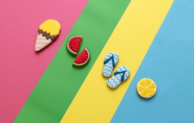 Yaz eğlencesi kumsala benzeyen lezzetli kurabiyeler, tatil, mutluluk ve sahil şeridi, yaz konsepti.