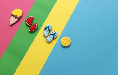 Plaj yaz kurabiyeleri, karpuz, dondurma, limon ve tanga terlikleri, lezzetli ikram.