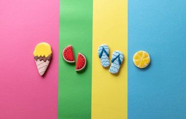 Yaz kurabiyeleri plaja gitme vaktinin geldiğini söylüyor, özellikle dekore edilmiş kurabiye konsepti.