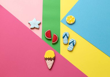 Yaz temalı lezzetli kurabiyeler sizi yemeye davet ediyor. Dondurma, terlik, karpuz ve limon şeklinde kurabiye konsepti.