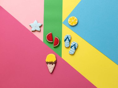 Renkli arka planda lezzetli yaz kurabiyeleri, tropik yaz dondurucu, havuz partisi kurabiyeleri konsepti