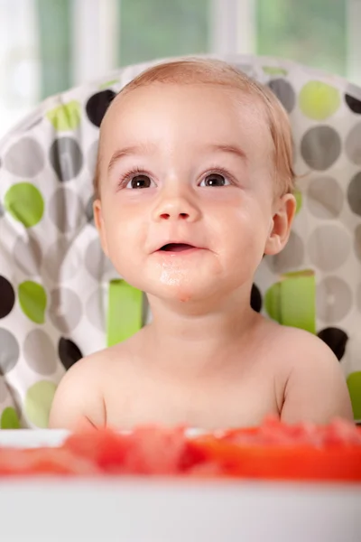 Красива дитина їсть кавун — стокове фото